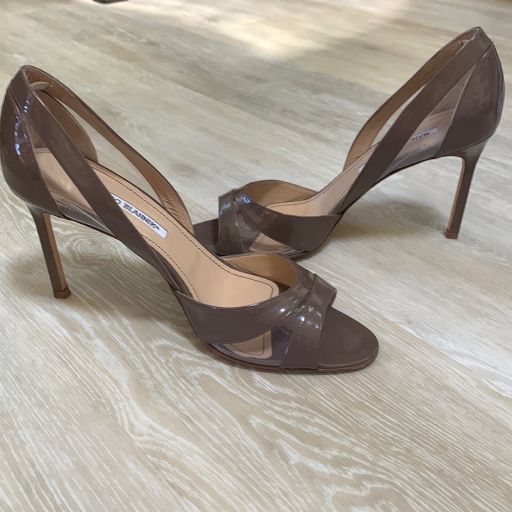 Manolo Blahnik patent leather taupe shoes w 3.5 inch heels. Perfect condition